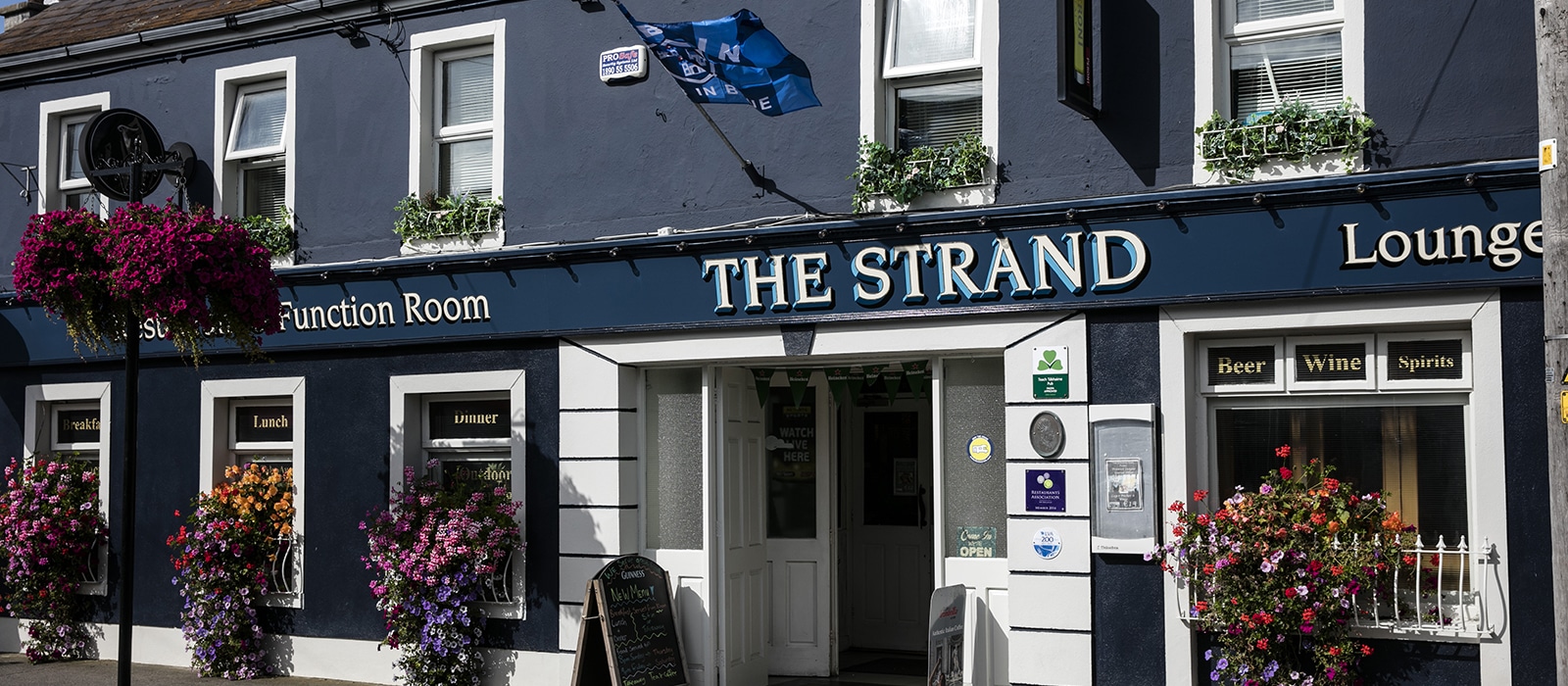The Strand Bar, Rush